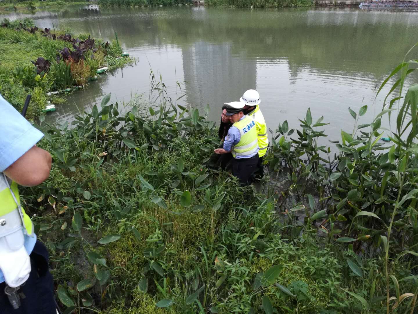 昆山市保安服務(wù)有限公司隊員見義勇為 成功救獲輕生女子.jpg
